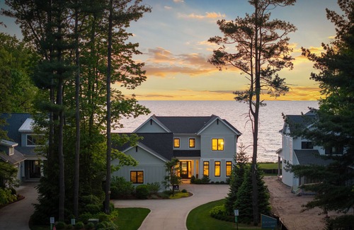 Big Sky Casa | Lakefront Luxe / Heated Pool Game Room Workstations