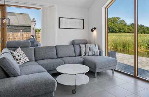 Stubbekobing Casa | Lakefront Luxury Holiday Retreat With Cozy Loft