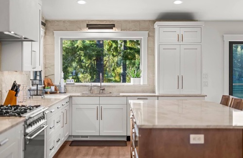 Grapeview Casa | Lakefront Luxury Hot Tub + Dock Retreat