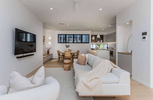 Bogangar Villa | Lakefront Luxury Villa – Steps to Beach, Pet-Friendly