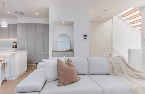 Bogangar Villa | Lakefront Luxury Villa – Steps to Beach, Pet-Friendly