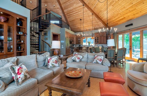 Hyde Park Casa | Lakefront Main House at Ondine Estate