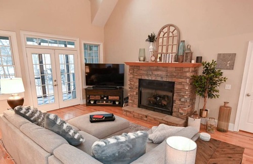 Toccoa Casa | Lakefront Manor w/ Hot Tub