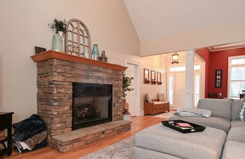 Toccoa Casa | Lakefront Manor w/ Hot Tub