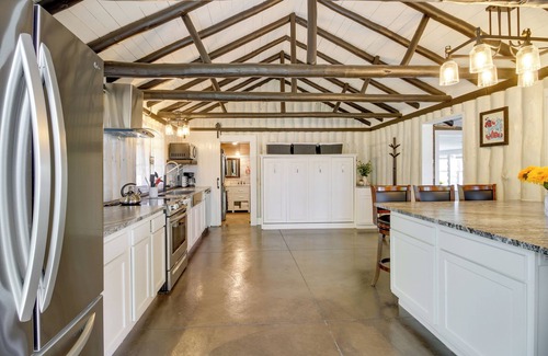 Motley Cabina | Lakefront Motley Cabin w/ Private Deck + Dock!