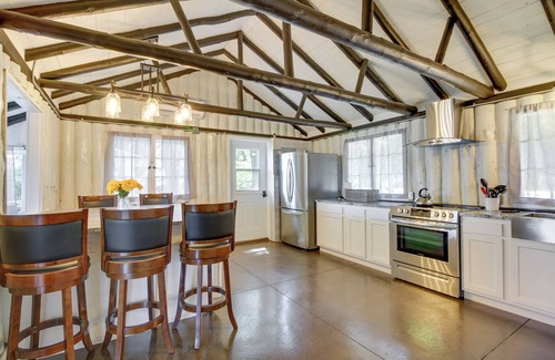 Motley Cabina | Lakefront Motley Cabin w/ Private Deck + Dock!