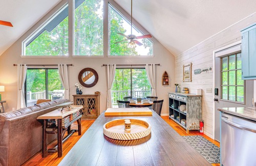 Unaka Cabina | Lakefront Murphy Getaway w/ Deck, Dock & Kayaks!