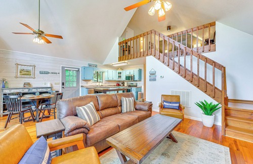 Unaka Cabina | Lakefront Murphy Getaway w/ Deck, Dock & Kayaks!