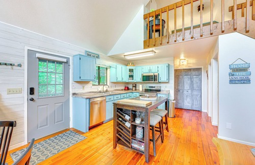 Unaka Cabina | Lakefront Murphy Getaway w/ Deck, Dock & Kayaks!