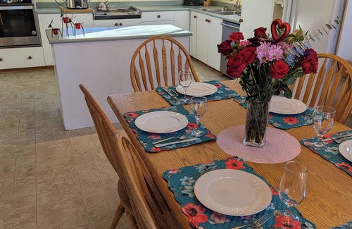 Washago Cabaña | Muskoka 4 season Chalet: Beach Vball, Hot tub, Gourmet Cooking, more!