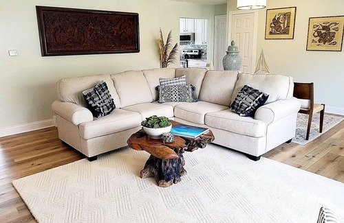 Mentor-on-the-Lake Casa | Lakefront Oasis Retreat Private Beach-Hot Tub-Pet Friendly-3 Bd/2 B-King Suite