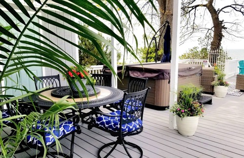 Mentor-on-the-Lake Casa | Lakefront Oasis Retreat Private Beach-Hot Tub-Pet Friendly-3 Bd/2 B-King Suite