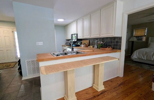 Quitman Casa | Lakefront on Greer’s Ferry in secluded upscale neighborhood.