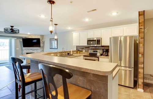 Camdenton Condominio | Lakefront Ozark Condo w/ Spacious Balcony!