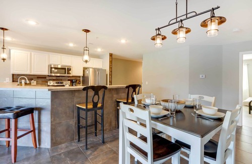 Camdenton Condominio | Lakefront Ozark Condo w/ Spacious Balcony!