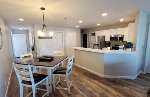 Kaiser Condominio | Lakefront Parkview Bay 3BR/2bath Condo, 3 Pools