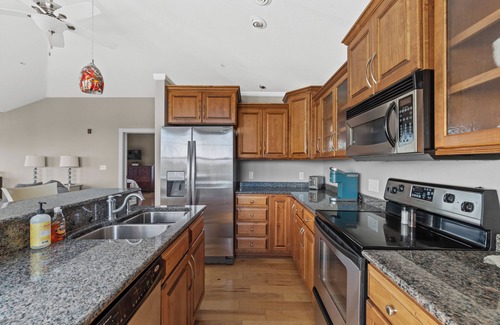 Elkhart Lake Condominio | Lakefront Penthouse, Private Beach, Outdoor/Indoor Pools, Walk to Town