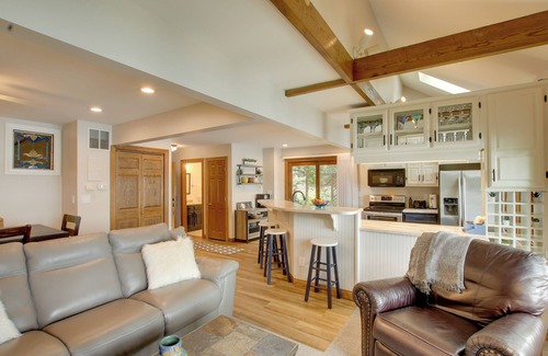 Plymouth Cabaña | Lakefront Plymouth Cottage w/ Private Hot Tub