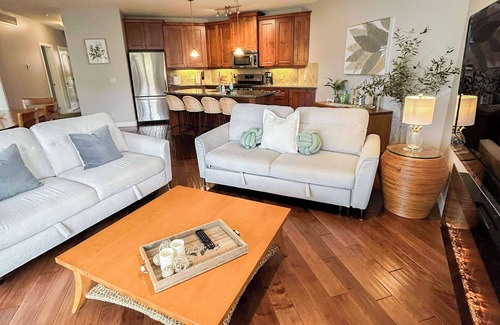Central Okanagan Condominio | **LAKEFRONT + POOL VIEW** 3br/2bath Spacious + Beautiful Condo