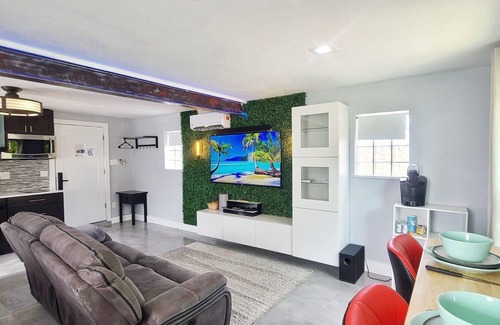 Northeast Orlando Casa | Lakefront presidential suite / resort pool