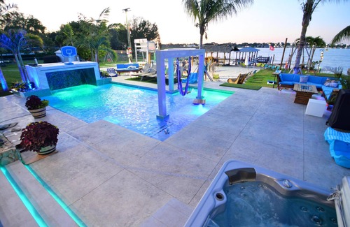 Northeast Orlando Casa | Lakefront presidential suite / resort pool