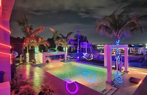 Northeast Orlando Casa | Lakefront presidential suite / resort pool