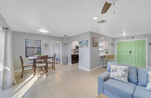 Port Charlotte Casa | Lakefront Retreat Sunset Views Modern Comfort