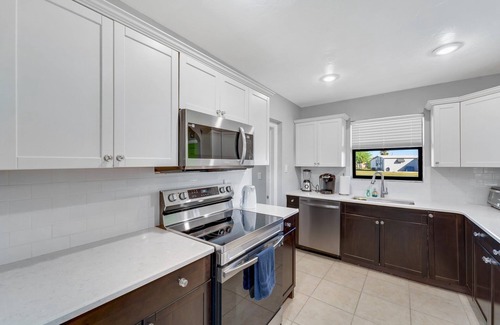 Port Charlotte Casa | Lakefront Retreat Sunset Views Modern Comfort