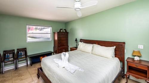 Casselberry Casa | Lakefront Retreat - Boat - Fish - Close to all Orlando Parks - Disney - Universal - SeaWorld