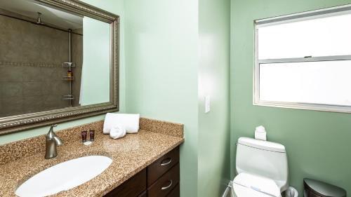 Casselberry Casa | Lakefront Retreat - Boat - Fish - Close to all Orlando Parks - Disney - Universal - SeaWorld