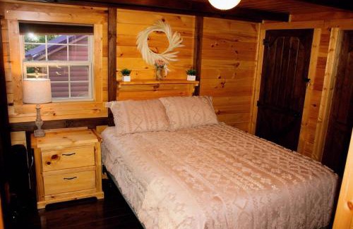 Cadiz Casa | Lakefront Retreat for 8 with Fire Pit & Cozy Cabin Vibes