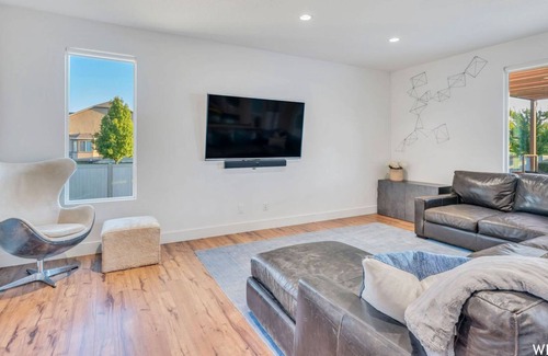 Vineyard Casa | Lakefront retreat in Vineyard! Full gym, steam shower, and 1/2 acre for hosting