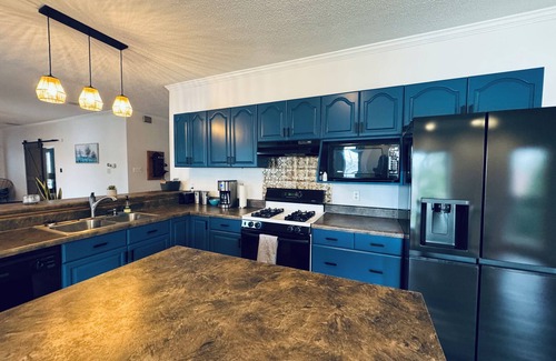 Oconee County Apartamento | Lakefront Retreat Near Clemson w/ Private Dock & Pet-Friendly