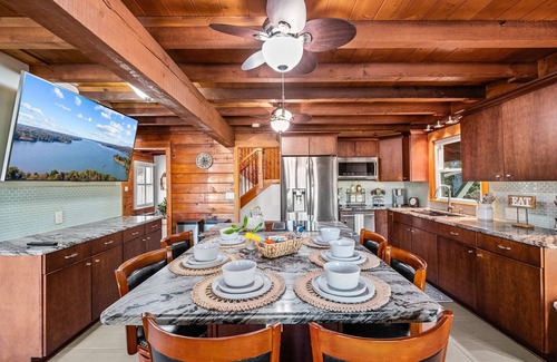 Bowling Green Casa | Lakefront Retreat - Sleeps 18 - Kayaks + Hot Tub