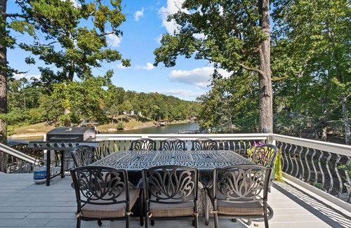 Bowling Green Casa | Lakefront Retreat - Sleeps 18 - Kayaks + Hot Tub