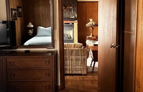 Battle Lake Cabina | Lakefront Retreat. The Cottonwood on Eagle Lake!