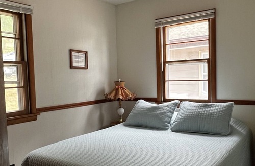 Battle Lake Cabina | Lakefront Retreat. The Cottonwood on Eagle Lake!