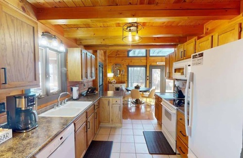 Cadiz Casa | Lakefront Ridge Hideaway – Cozy Fall Escape