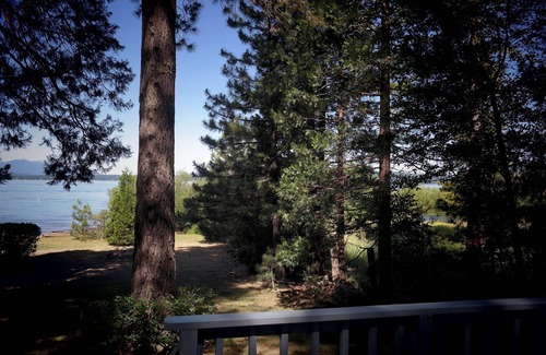 Susanville Cabina | Escapada romántica frente al lago - La pequeña cabaña azul