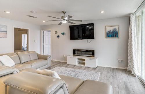 Runaway Bay Casa | Lakefront Runaway Bay Retreat with Private Dock