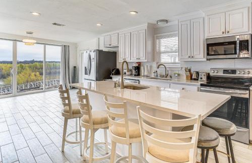 Runaway Bay Casa | Lakefront Runaway Bay Retreat with Private Dock