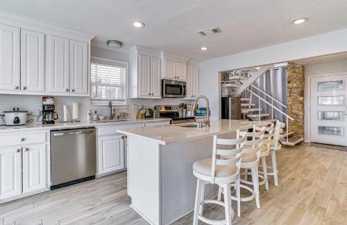 Runaway Bay Casa | Lakefront Runaway Bay Retreat with Private Dock