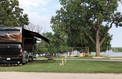 Madill Alquiler De RV | Lakefront RV spot- Peaceful & breathtaking views, ideal for relax and recharge!