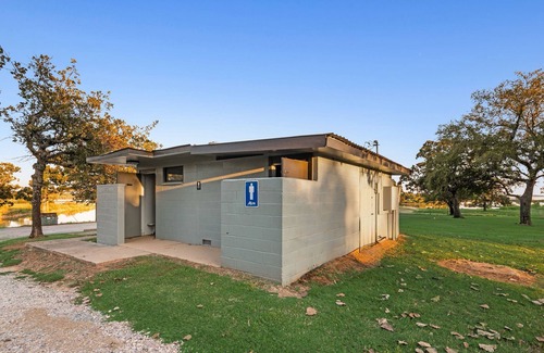 Madill Alquiler De RV | Lakefront RV spot- Peaceful & breathtaking views, ideal for relax and recharge!