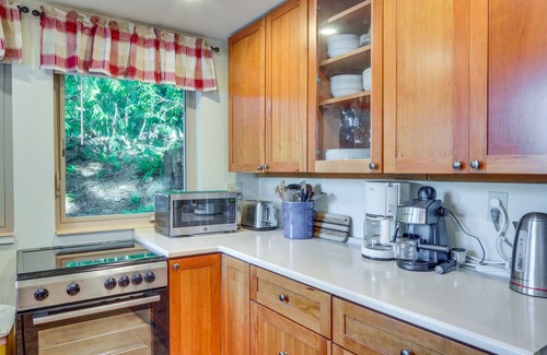 Lake Bosworth Cabaña | Lakefront Snohomish Cottage w/ Private Dock!