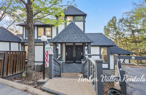 Lake of the Ozarks Apartamento | Lakefront Treat - Private Suite, TV, Dining