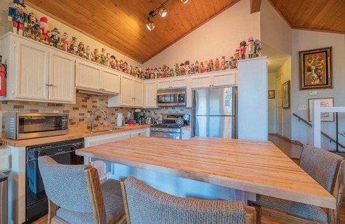 Big Bear Lake Casa | Lakefront Viking Oasis - Beautiful Viking Estates condo complex on the lake!