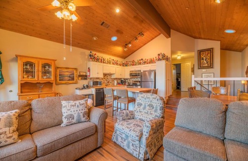 Big Bear Lake Casa | Lakefront Viking Oasis - Beautiful Viking Estates condo complex on the lake!