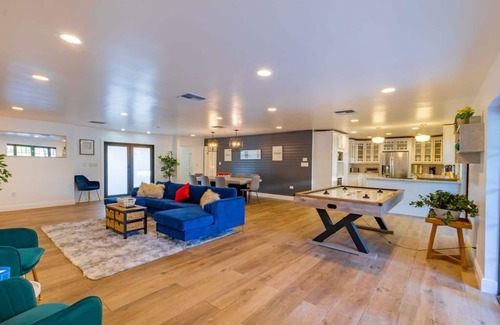 North Miami Beach Villa | Lakefront Villa | Tropical Backyard w/a Terrace+Paddle Board+Pool