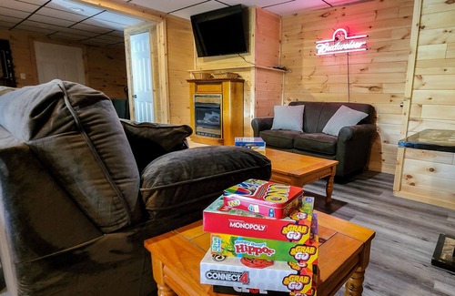 White Haven Chalet De Esquí | LAKEFRONT w/ HOT TUB, FIRE PIT, 5 MIN TO SKI / Sleeps 22/ Pet Friendly